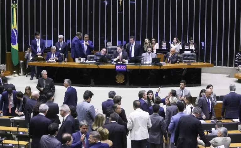 Parlamentares derrubam vetos de Lula e retomam trechos que podem elevar conta de luz em R$ 197 bilhões