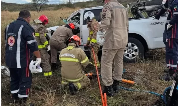 Acidente do tipo Colisão envolvendo caminhão e caminhonete deixa pessoas feridas no Trevo da BR-230, acesso para Catolé do Rocha