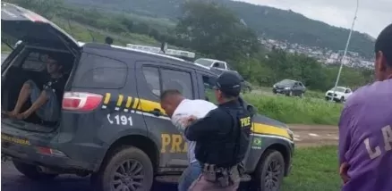 PRF apreende cerca de 30 kg de drogas em veículo roubado, após perseguição no Agreste da PB