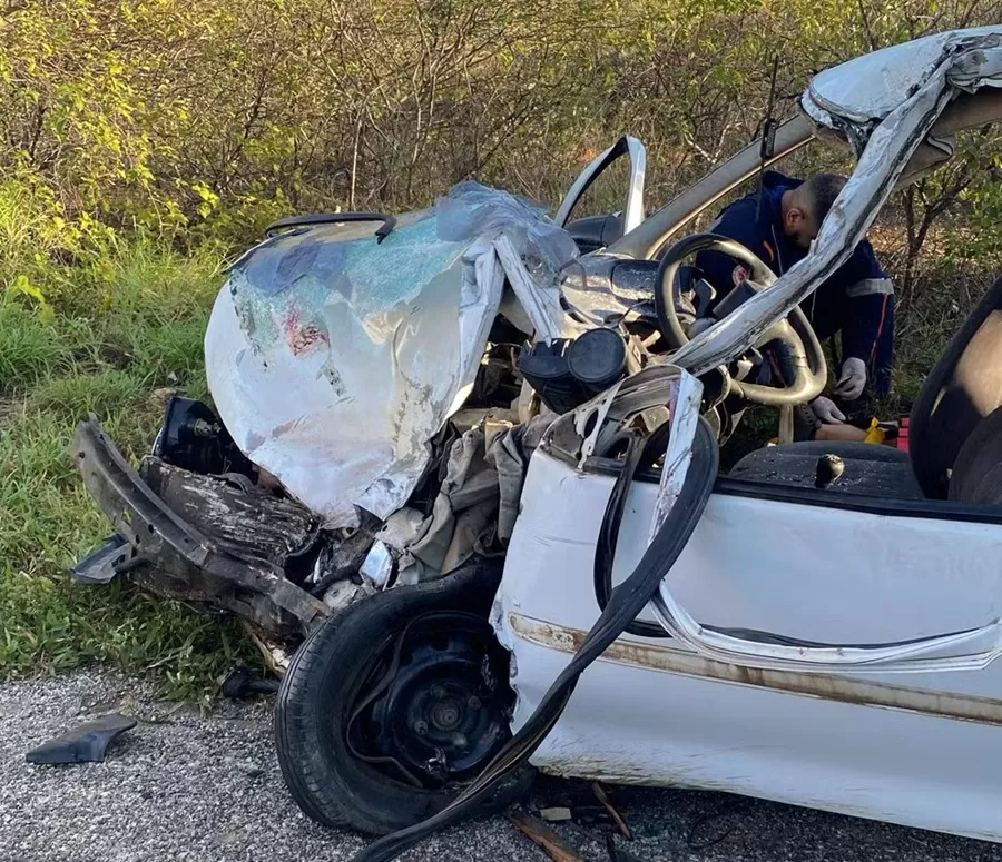 Mulher morre e outras três pessoas ficam feridas após carro capotar no Cariri Paraibano