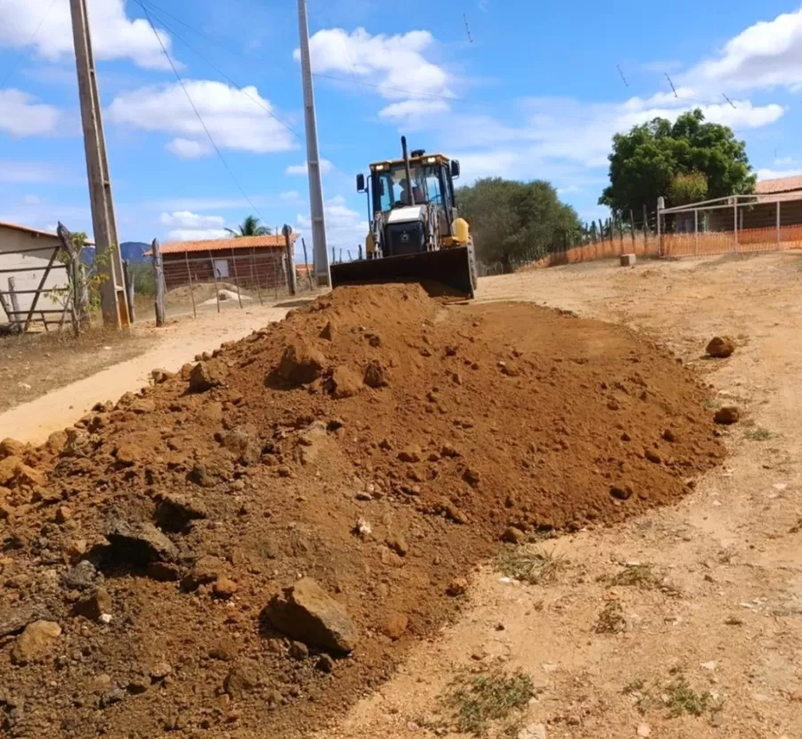 Prefeitura de Catolé do Rocha iniciou nesta segunda (7) o trabalho de terraplanagem nas estradas vicinais
