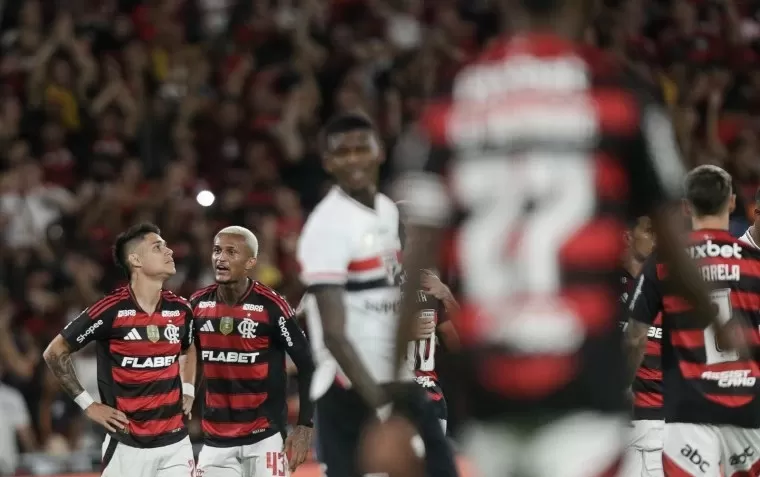 Flamengo bate o São Paulo na volta do Brasileirão e segue na liderança