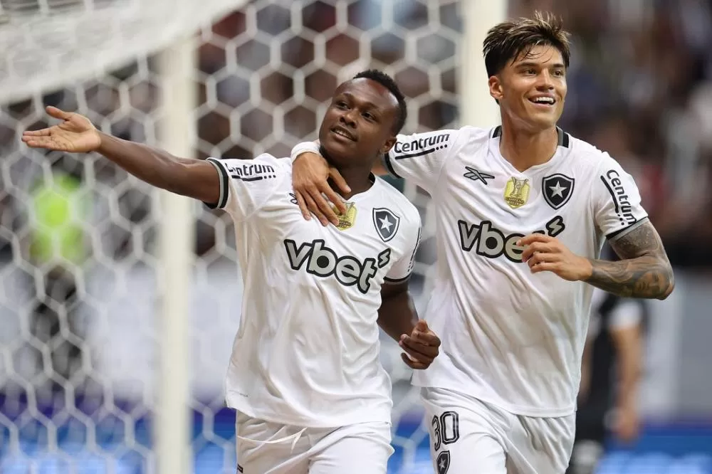 Botafogo vence o Vasco em estreia de Davide Ancelotti e cola no G-4