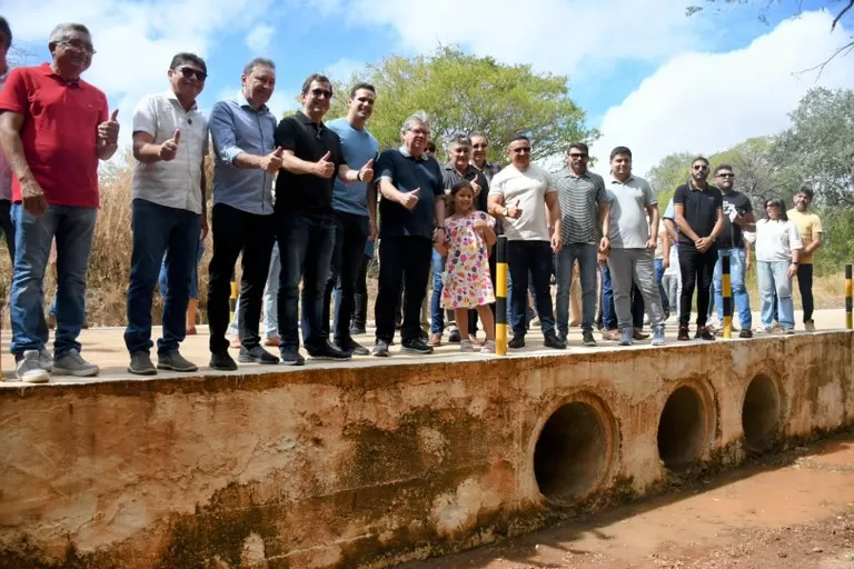 João Azevêdo entrega escola, creche, ginásio, estradas e inspeciona obras em Jericó e Lagoa