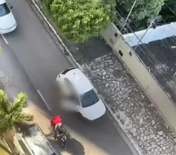 Mulher é arrastada por carro ao tentar sair de veículo do ex-namorado no bairro de Manaíra, em João Pessoa 
