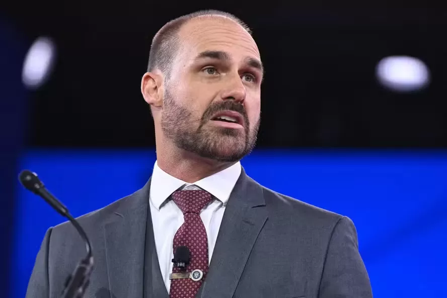 Partidos do Centrão evitam se comprometer com mudança que salvaria mandato de Eduardo Bolsonaro