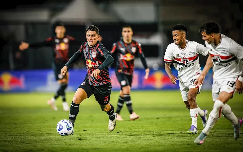 Bragantino sai atrás, vira, mas cede empate ao São Paulo e vê liderança escapar