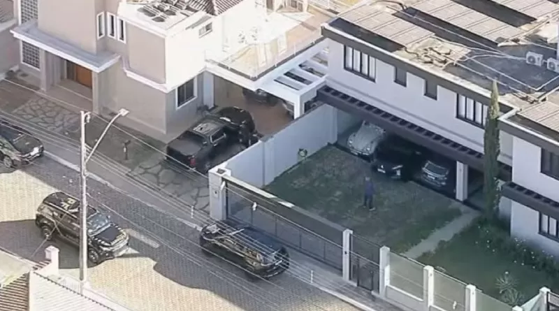 Polícia federal apreende US$ 14 mil, pendrive e celular de Jair Bolsonaro