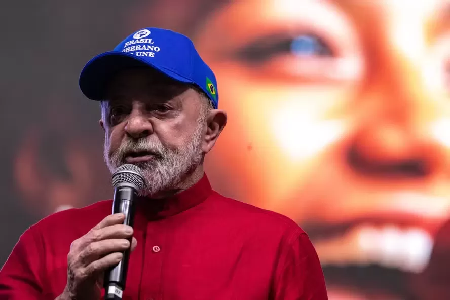Após operação da PF contra Bolsonaro, Lula afirma que será candidato em 2026 para não 'entregar país para aquele bando de maluco'