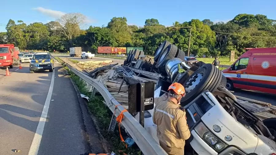 Caminhão capota e motorista fica preso às ferragens na Grande João Pessoa