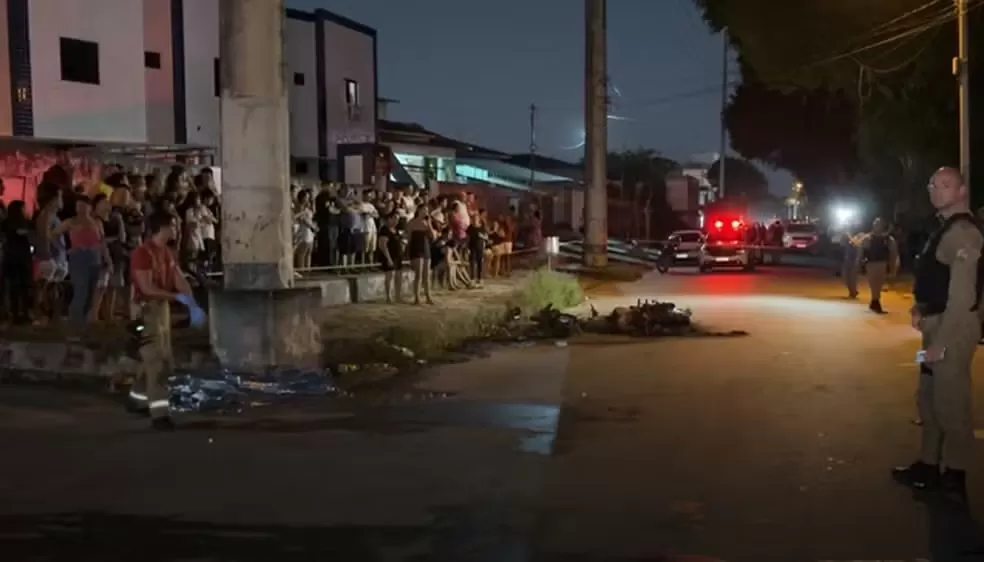 Motocicleta pega fogo após acidente e duas pessoas morrem, no início da noite desta quinta-feira (24)