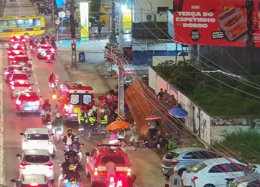 Colisão entre duas motos derruba parada de ônibus e deixa cinco pessoas feridas