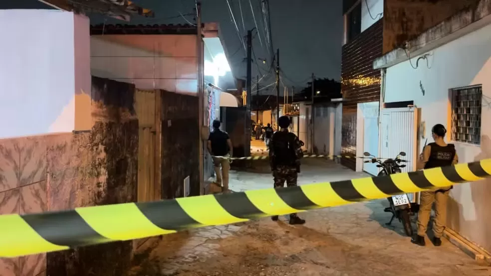Homem é morto com 18 tiros em frente à casa onde morava, em João Pessoa