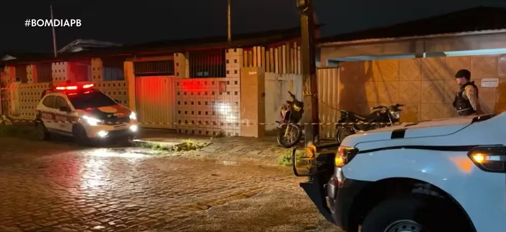 Adolescente de 17 anos é morto a tiros ao sair da casa da namorada, na noite desta segunda-feira (28)