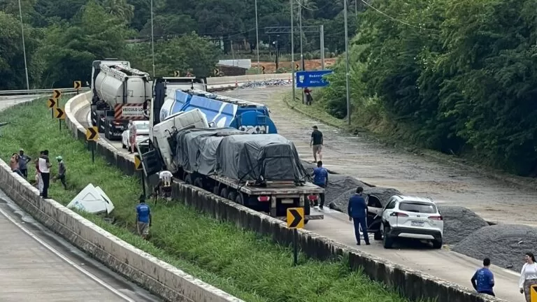 Colisão entre duas carretas e carro bloqueia pista na BR-101, entre João Pessoa e Natal, e trânsito é desviado