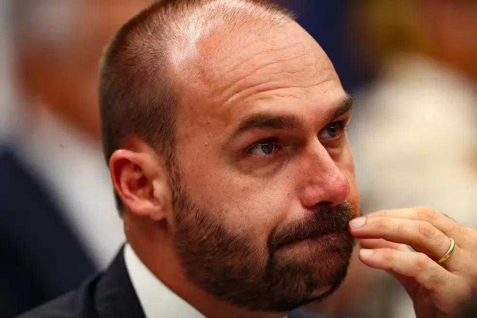 Eduardo Bolsonaro escala crise e investigadores têm material robusto para indiciá-lo por coação, e pode ser preso ao pisar no Brasil