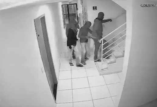 Quatro suspeitos encapuzados invadem condomínio e matam homem com vários tiros, em João Pessoa