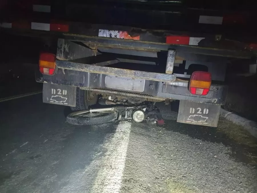 Acidente grave na BR-361, em Patos-PB, motociclista foi arremessado e teve a moto arrastada por 90 metros