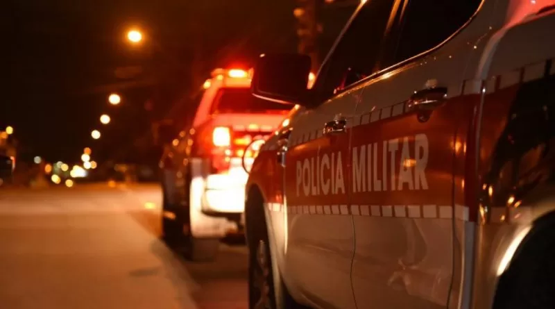 Jovem de 18 anos é morto com cerca de 10 tiros enquanto caminhava por uma rua na noite de sexta-feira (1°)