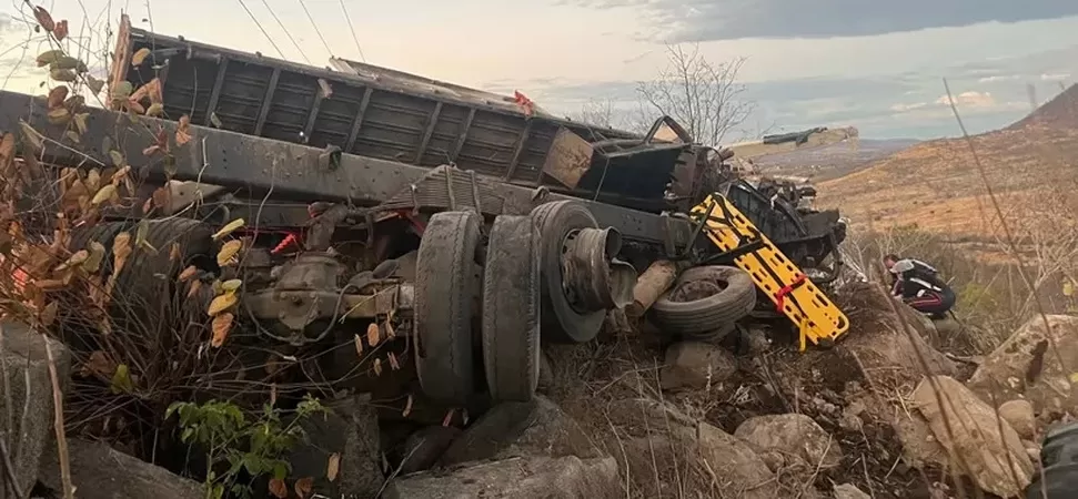 Caminhão tomba e deixa um morto e dois feridos no Sertão da Paraíba
