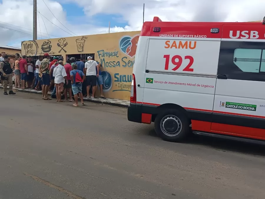 Homem é assassinado e jovem sai baleado dentro de estabelecimento comercial na manhã desta segunda (4), em Catolé do Rocha