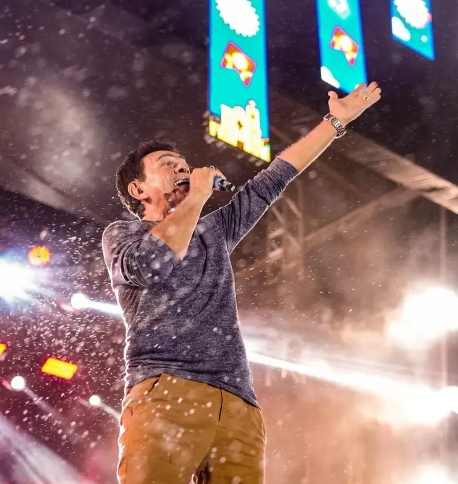 Cantor José Orlando leva grandes sucessos para Festa das Neves nesta segunda-feira