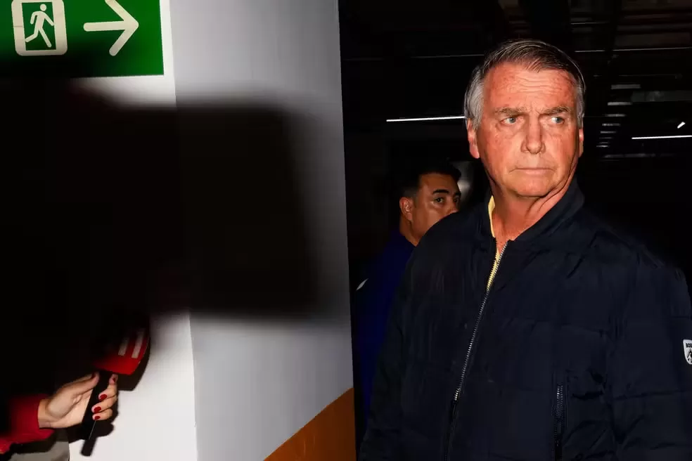 Moraes decreta prisão domiciliar de Jair Bolsonaro; PF apreende um celular do ex-presidente