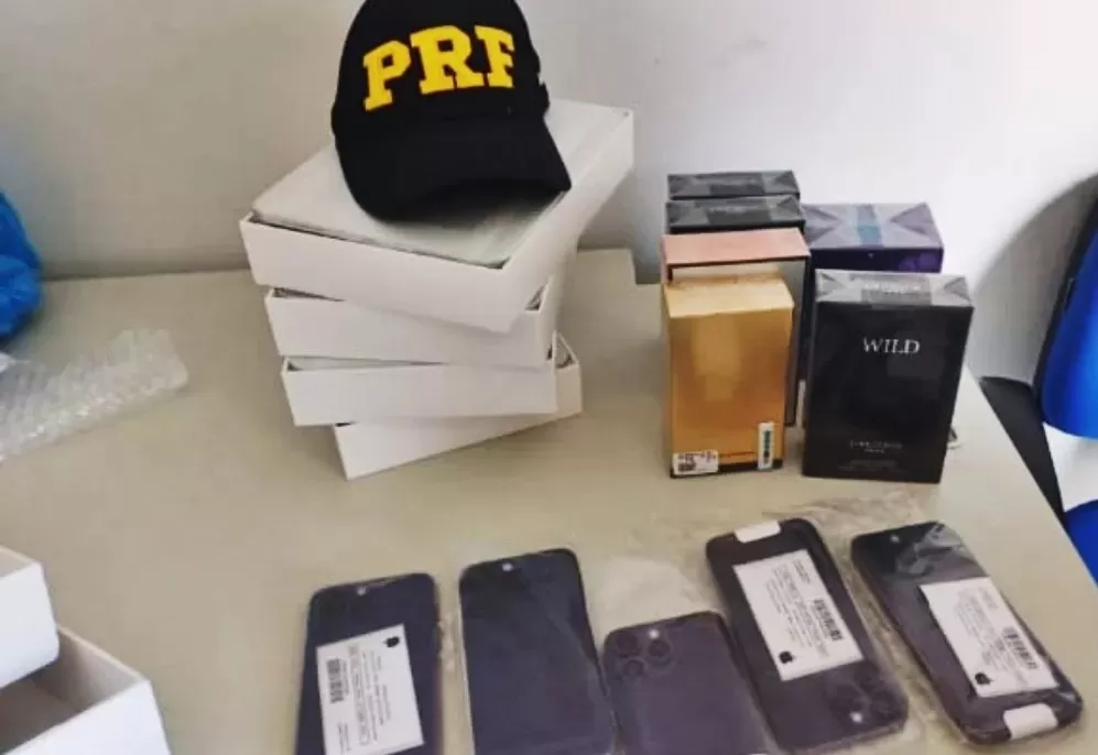 PRF na Paraíba apreende mercadoria importada ilegalmente e detém homem com mandado de prisão por tráfico de drogas