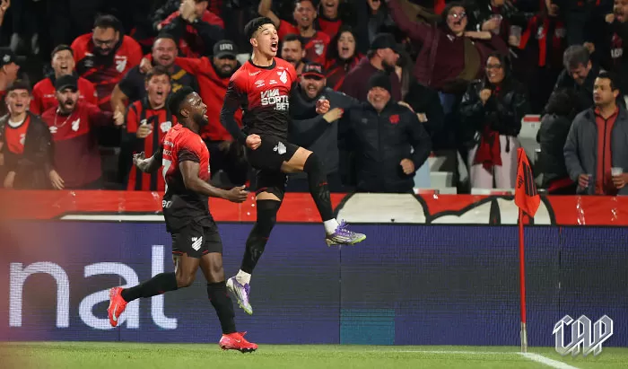 Com um a mais, Athletico vence São Paulo nos pênaltis e vai às quartas da Copa do Brasil