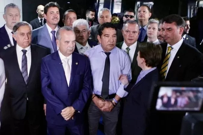 Com 41 assinaturas, oposição protocola pedido de impeachment contra Moraes no Senado