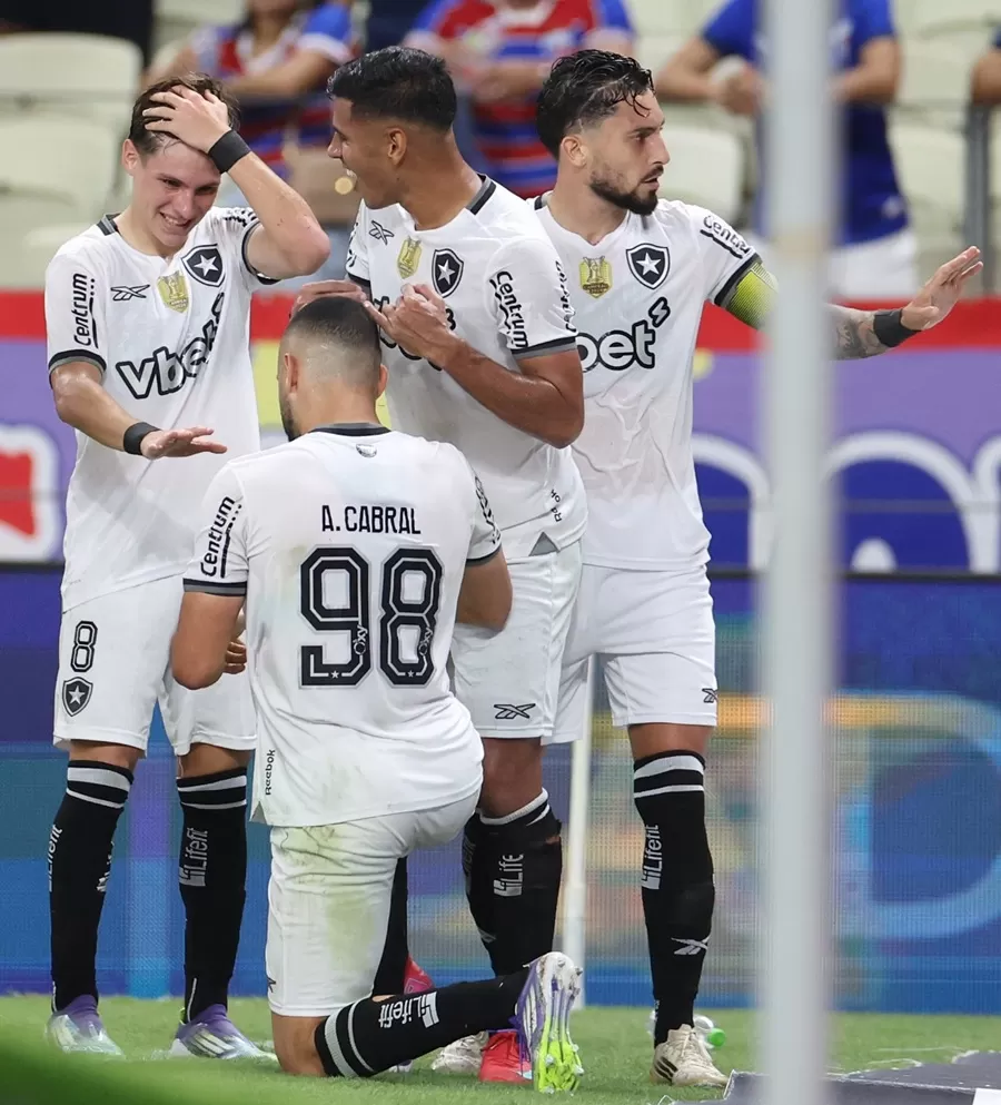 Fortaleza tem jogador expulso no início, e Botafogo goleia no Castelão