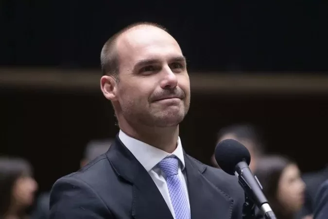 Motta envia ao Conselho de Ética pedidos de cassação contra Eduardo Bolsonaro