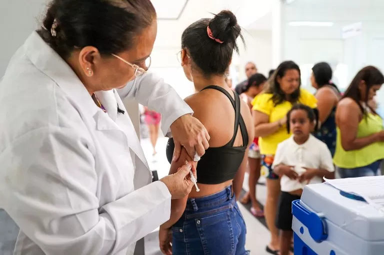 Saúde realiza ‘Dia D’ de multivacinação com foco na prevenção do sarampo, neste sábado (16)