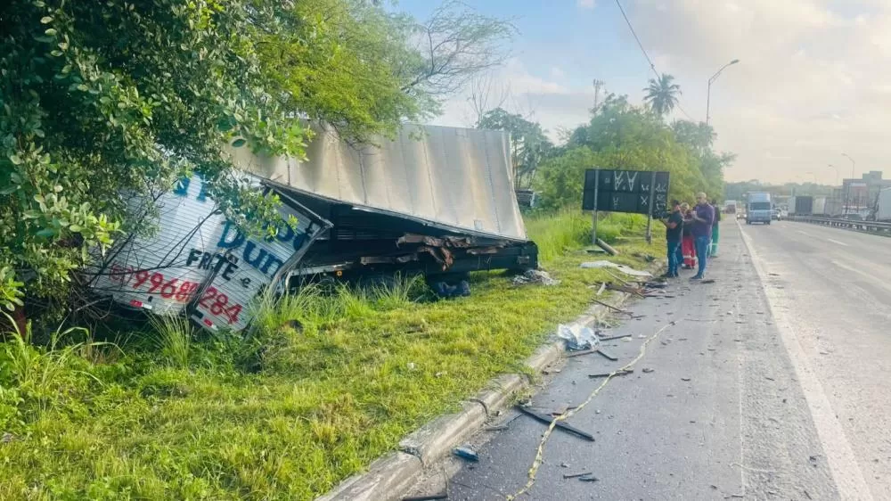 Motorista é arremessado de caminhão e morre atropelado por ônibus após colisão na manhã desta quarta-feira 