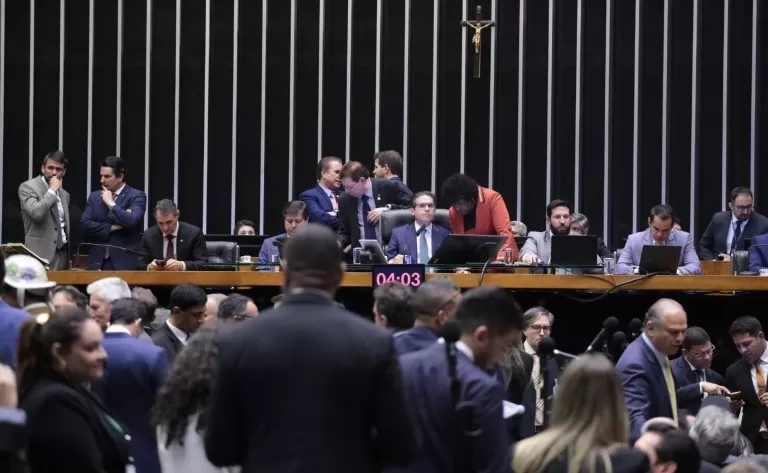 Câmara aprova proposta para suspensão de deputados que impedirem sessões