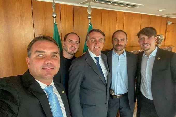 Eduardo diz que Bolsonaro não será substituído para 2026 com ‘força nem chantagem’