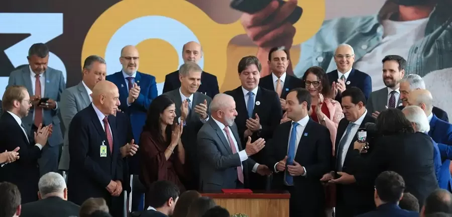 Presidente Lula assina decreto da TV 3.0; novo sistema deve começar em 2026 