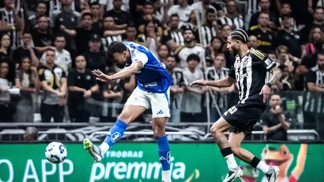 Dupla de Seleção marca, Cruzeiro vence Atlético-MG, dá fim a jejum e larga na frente por classificação no Copa do Brasil