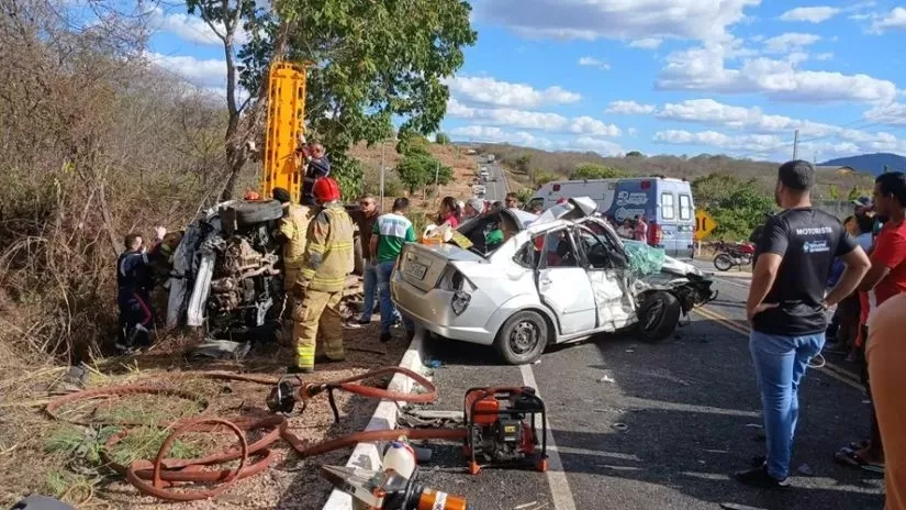 Ultrapassagem provoca grave acidente e deixa dois feridos na PB-400, em Cajazeiras