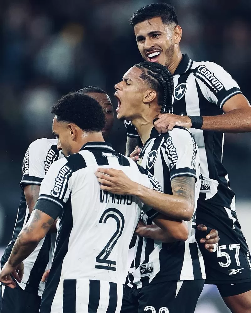 Com golaços de fora da área, Botafogo goleia o Bragantino no Nilton Santos