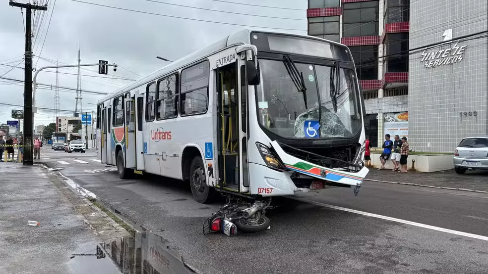 Motociclista por aplicativo e passageira morrem em acidente com ônibus, na manhã deste domingo (31)