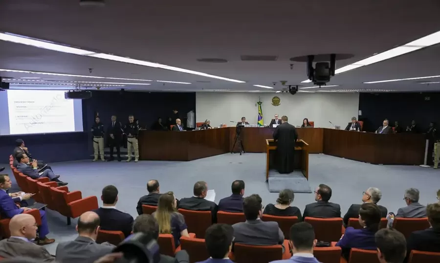 STF suspende julgamento de Bolsonaro; sessão será retomada na próxima terça