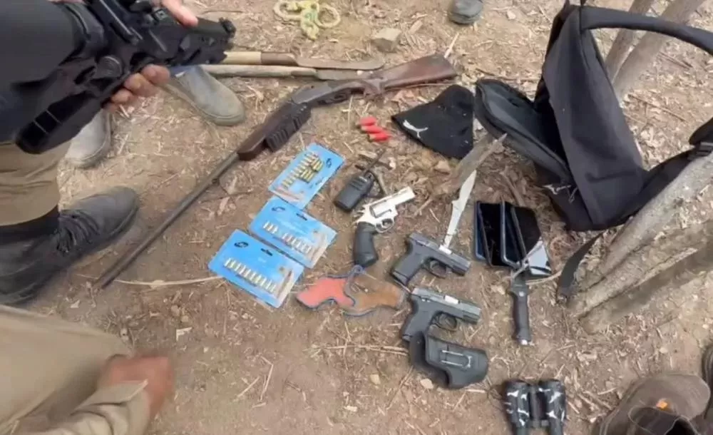 PM troca tiros com vereador e cunhado acusados de homicídio em Aguiar; arsenal é apreendido e adolescente resgatado