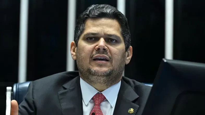 Alcolumbre descarta anistia a Bolsonaro e afirma que votará texto alternativo