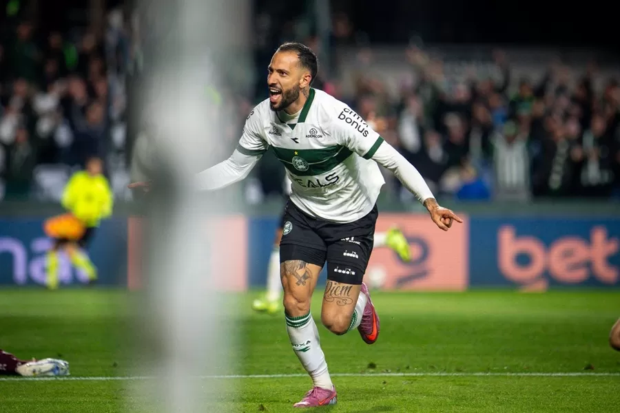 Coritiba goleia Ferroviária e interrompe jejum de dois meses no Couto, e assume liderança