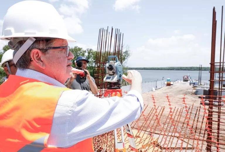 João Azevêdo inspeciona Ponte do Futuro e destaca importância da obra para o desenvolvimento econômico da região
