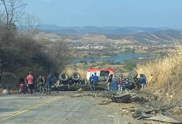 Acidente grave na PB-400 nesta sexta-feira (12), deixa dois mortos e um ferido em estado grave no Alto Sertão