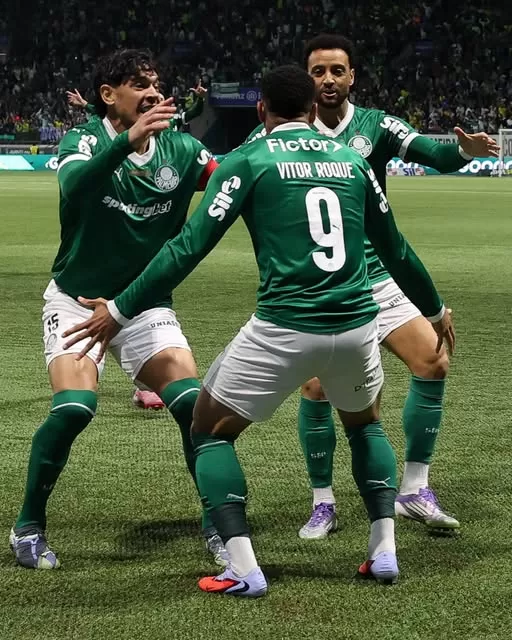 Palmeiras faz quatro gols no primeiro tempo, goleia Inter e cola no Flamengo