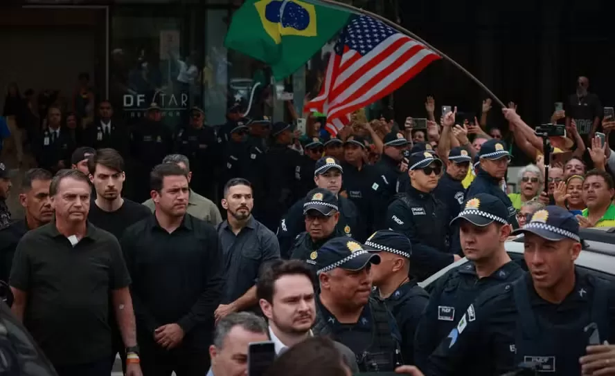 Bolsonaro vai a hospital sob forte escolta policial, e boletim médico aponta quadro de anemia e pneumonia residual