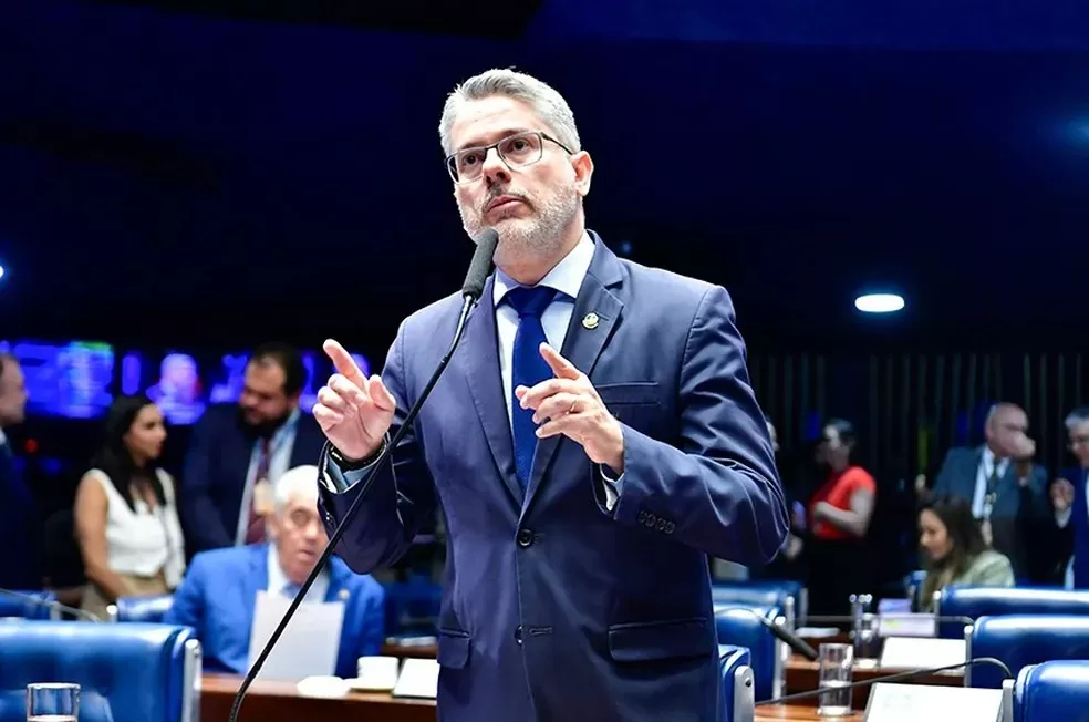 Presidente da CCJ escolhe o senador Alessandro Vieira para relatar a PEC da Blindagem 